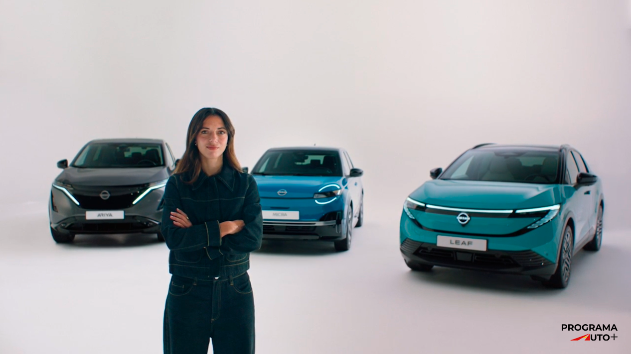 Aitana Bonmatí con varios modelos de Nissan.