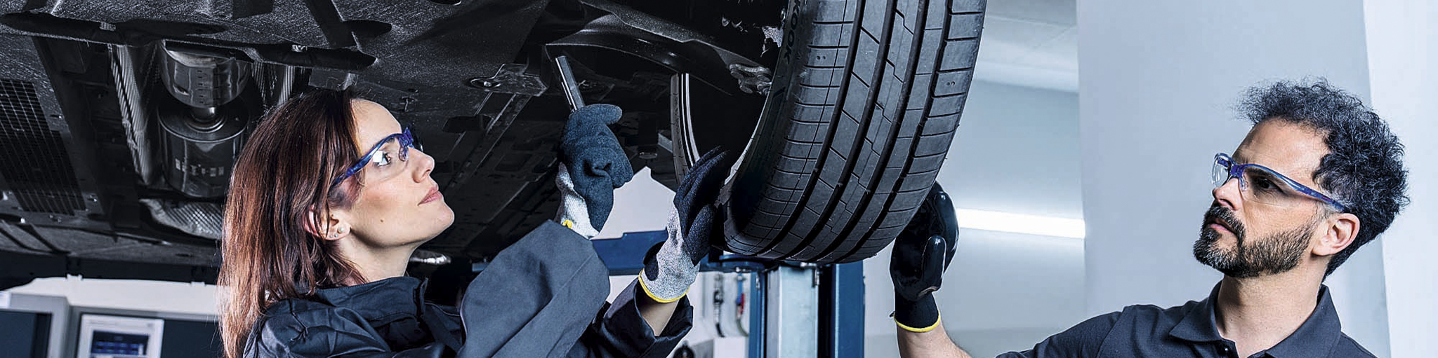 Dos mecánicos Nissan realizando una reparación en un taller Nissan