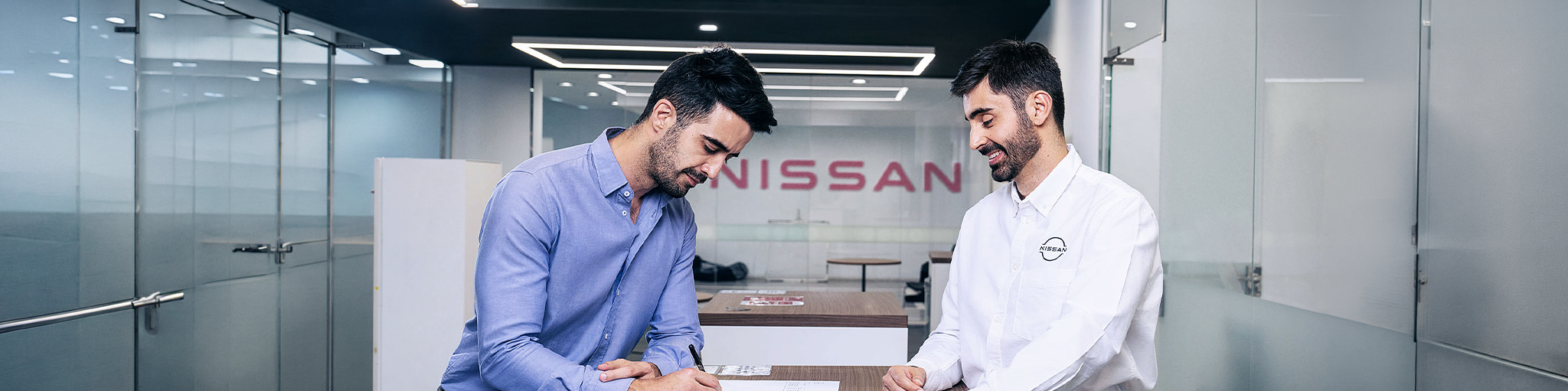 Mecánico Nissan realizando una revisión como parte de la promesa del servicio al cliente