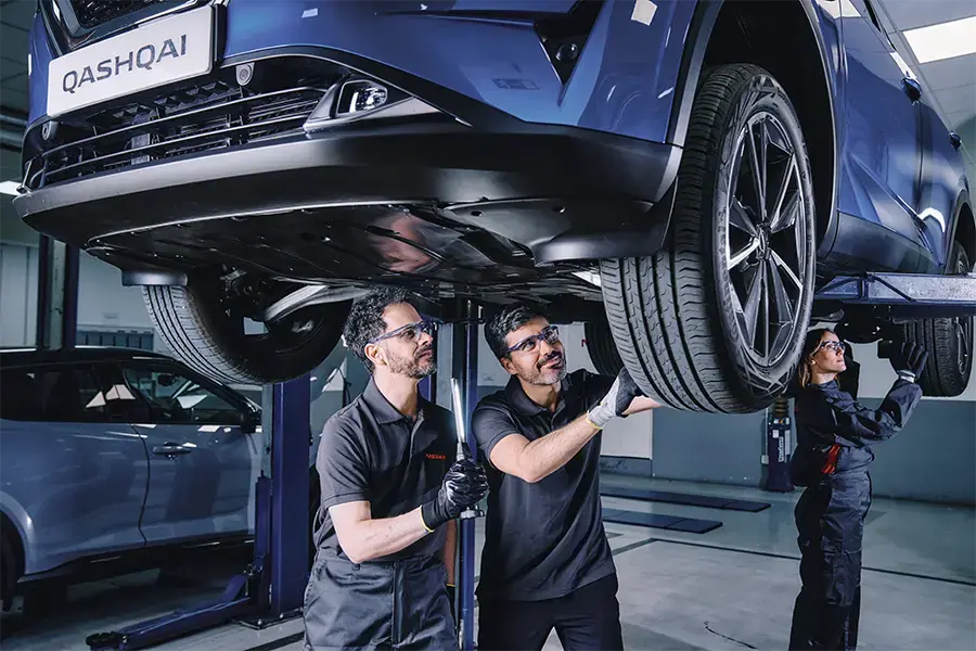 Trabajadores Nissan realizando reparaciones en un Nissan Qashqai