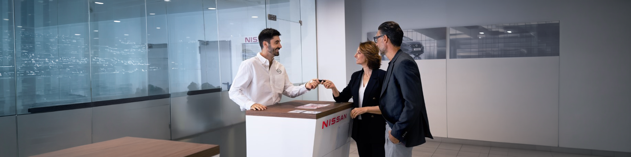 Mujer siendo atendida por personal del servicio posventa de Nissan en su vehículo