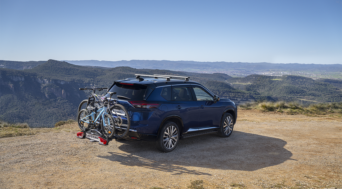 Nissan X-Trail en la naturaleza con portabicis