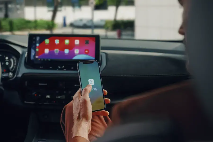 Propietario Nissan pidiendo asistencia en carretera mediante la aplicación NissanConnect Services