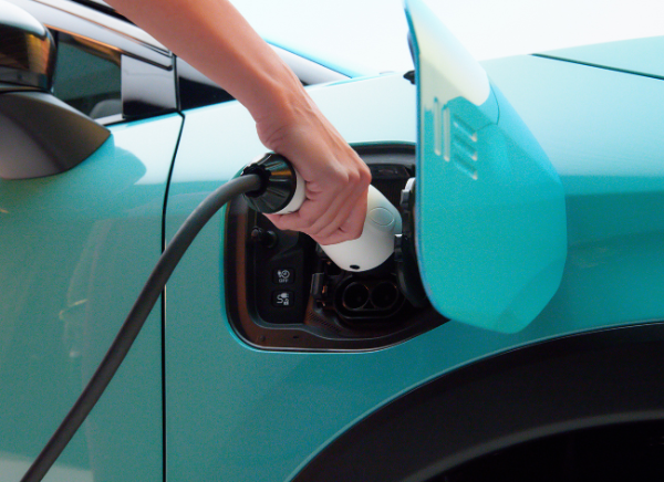 Nuevo Nissan LEAF persona poniendo cargador doméstico