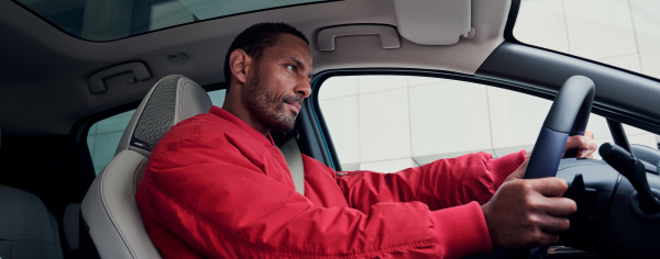 Hombre conduciendo un Nissan LEAF