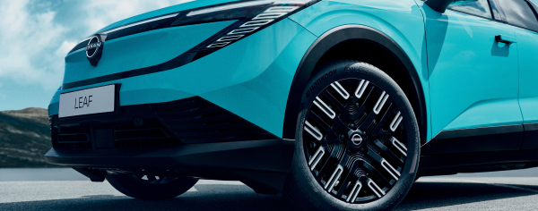 Nuevo Nissan LEAF perspectiva suelo con enfoque en parrilla frontal y llantas