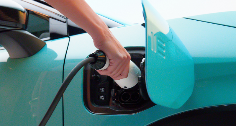Nuevo Nissan LEAF persona poniendo cargador doméstico