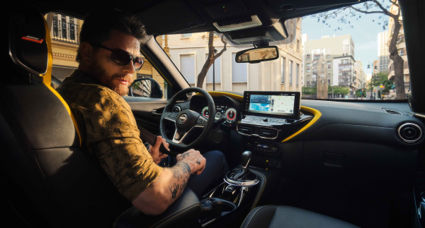 Hombre sentado en el asiento del piloto de un Nissan Juke híbrido