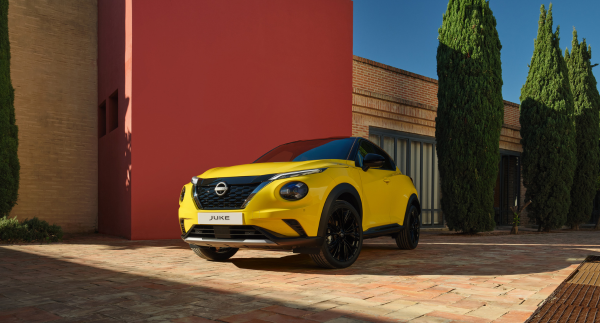 Nissan Juke híbrido amarillo perspectiva 3/4 estacionado