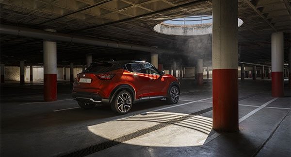 Hombre sentado en el asiento del piloto de un Nissan Juke híbrido