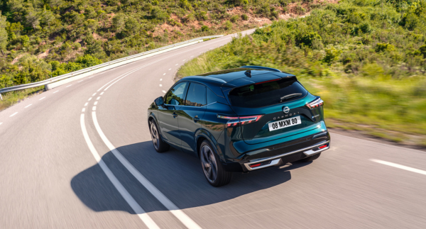 Nissan Qashqai con nuevo e-POWER circulando por carretera. Vista trasera del coche