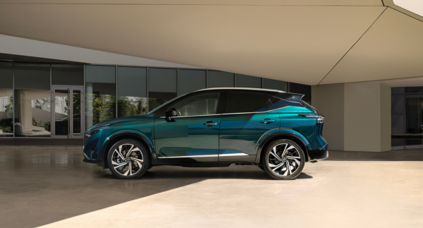 Nissan Qashqai verde vista lateral/perfil estacionado en garaje privado