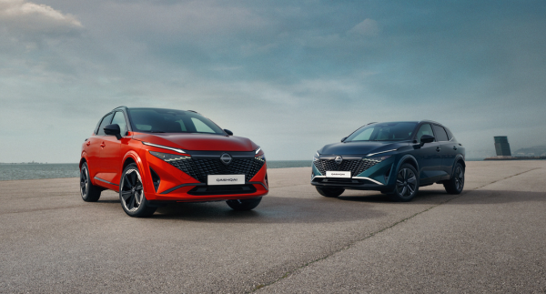 Nissan Qashqai rojo y verde Mild Hybrid vista frontal con mar de fondo