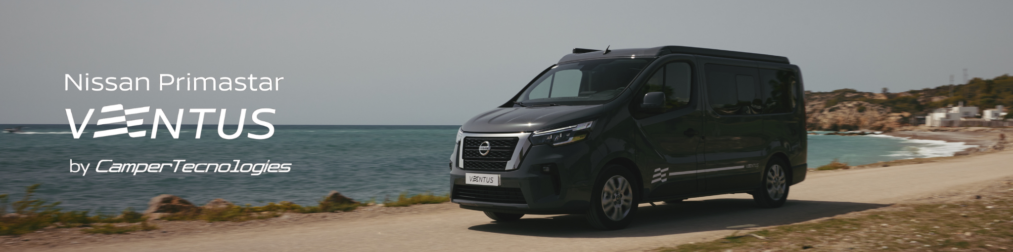 Nissan Primastar Ventus circulando por carretera de arena con mar de fondo