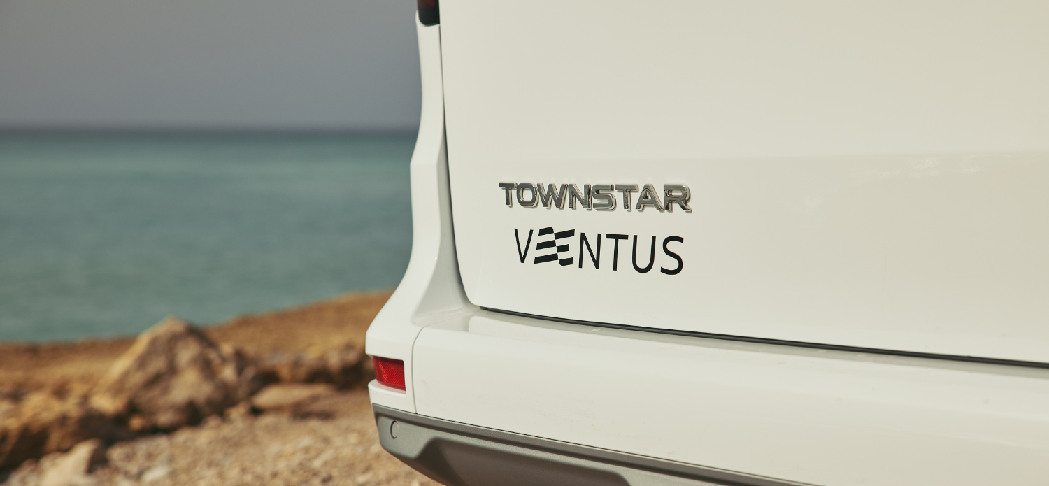 Townstar Ventus con mar de fondo. logo Ventus bandera