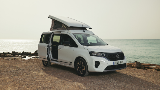 Camper Nissan Townstar Ventus con mar de fondo