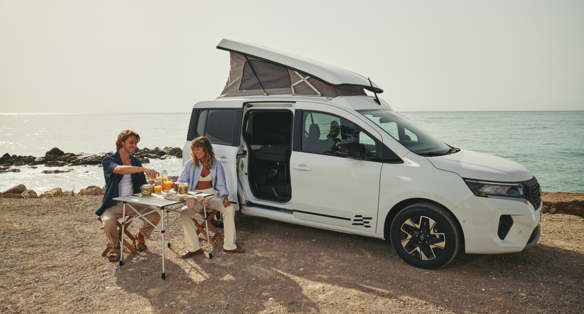 Townstar Ventus en la playa con techo elevado y pareja comiendo