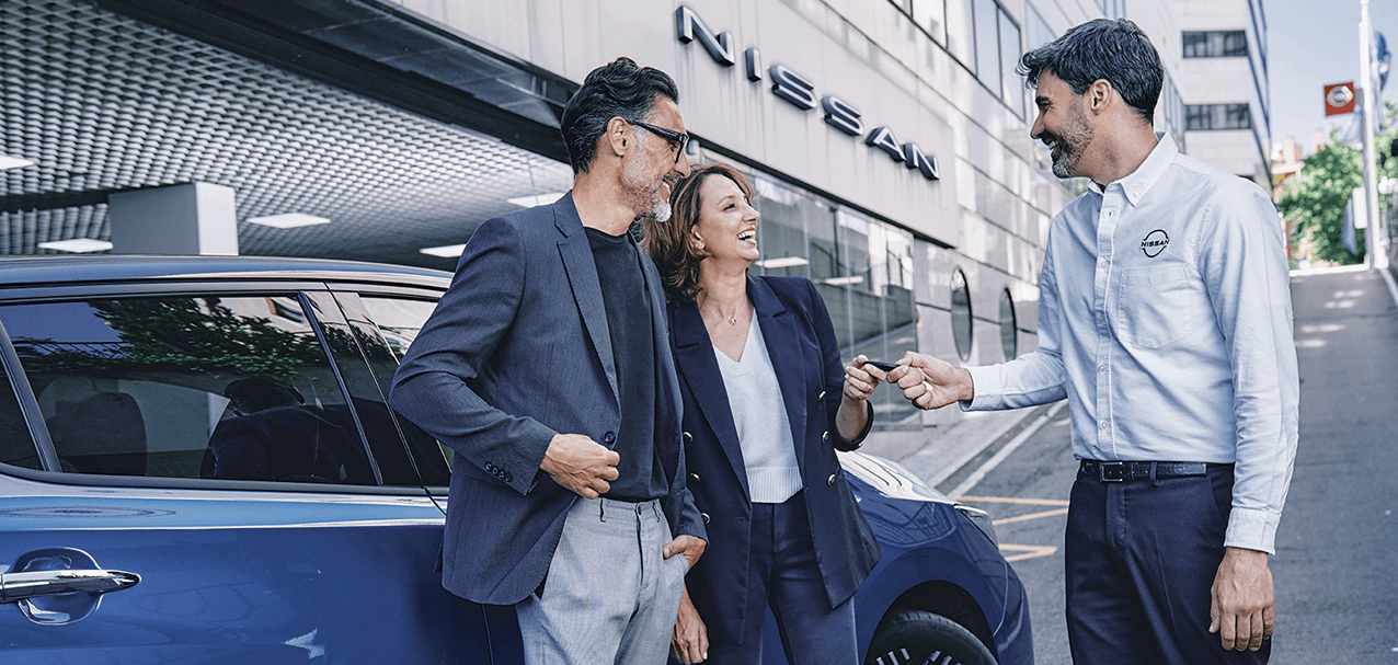 Clientes riendo con un empleado de Nissan
