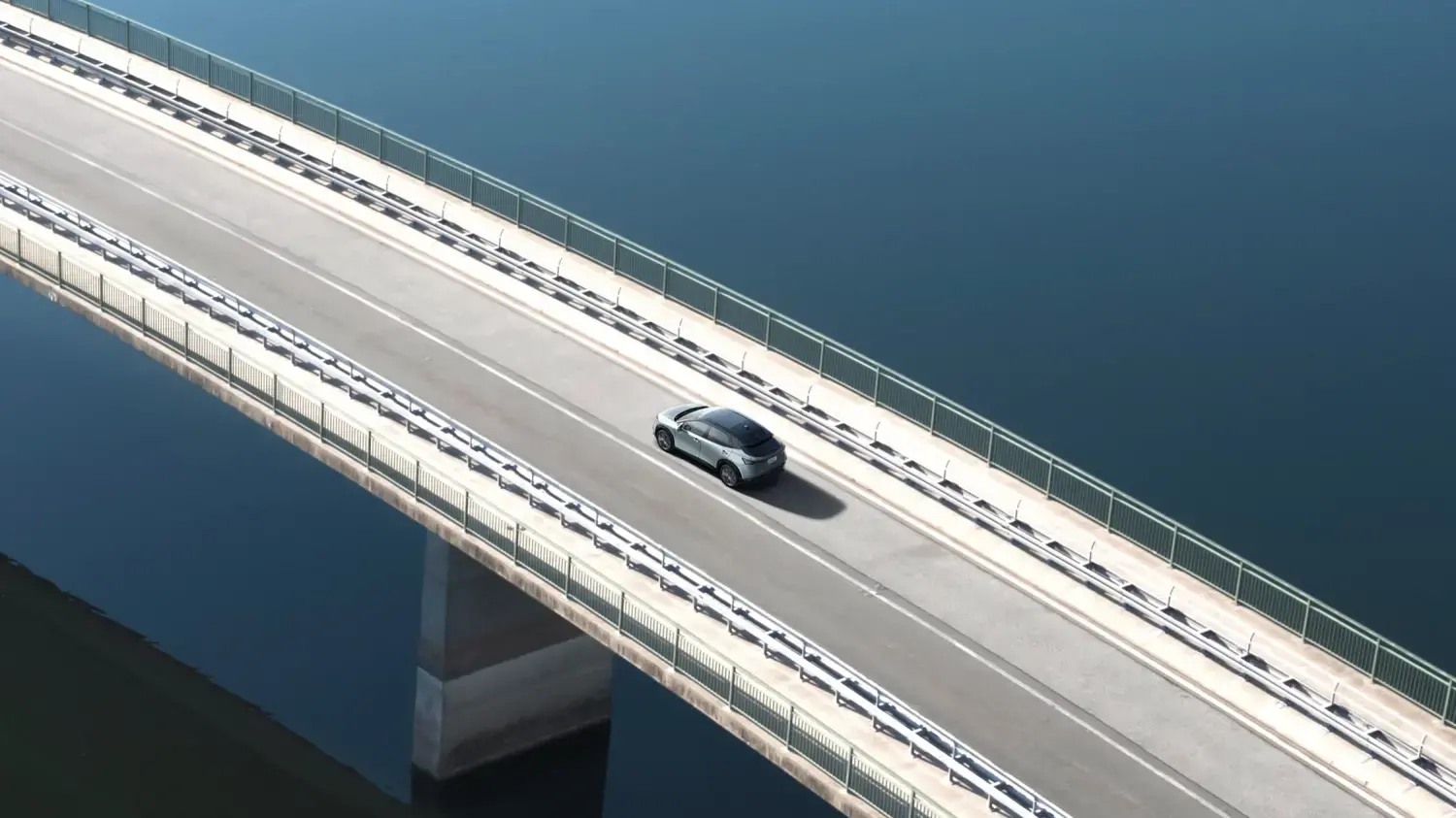ARIYA aparcando usando tecnologías avanzadas de Nissan para el aparcamiento de coche