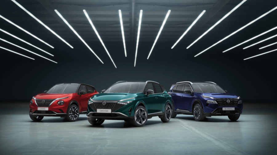 Nissan Juke rojo, Nissan Qashqai verde y Nissan X-Trail azul con motorización e-POWER