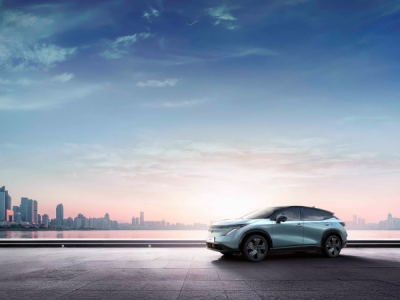 Nissan ARIYA 100% eléctrico con ciudad de fondo