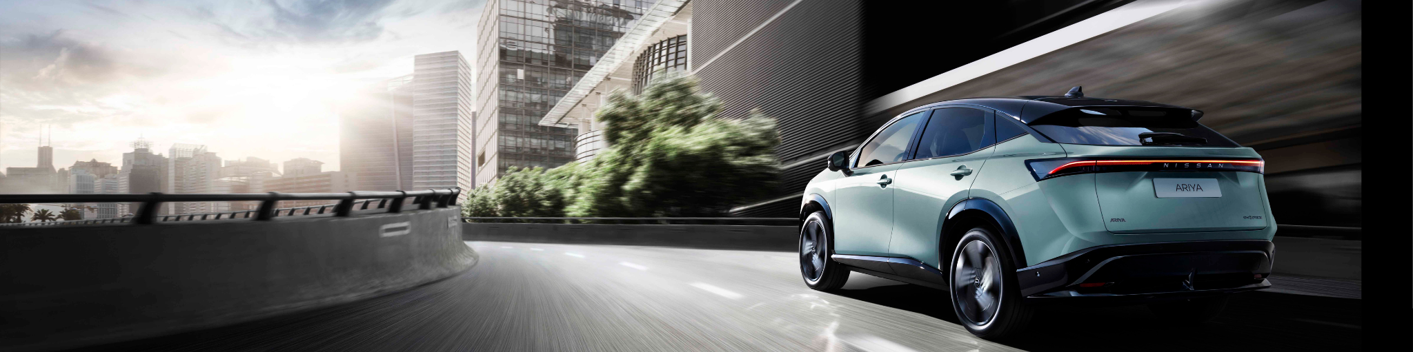 Nissan ARIYA circulando por carretera con frenada regenerativa