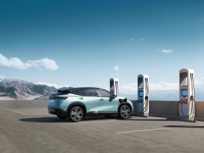 Nissan ARIYA 100% eléctrico cargando en estación de recarga