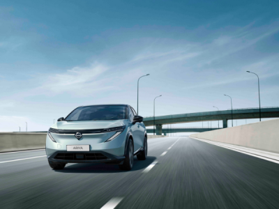 Nissan ARIYA 100% eléctrico circulando por carretera con e-Pedal para frenada regenerativa