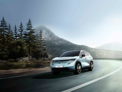 Nissan ARIYA 100% eléctrico circulando por carretera de montaña con e-Pedal para frenada regenerativa