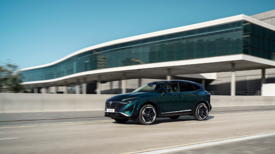 Nissan SUV Qashqai Híbrido circulando por carretera