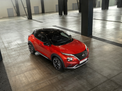 Nissan Juke híbrido en parking