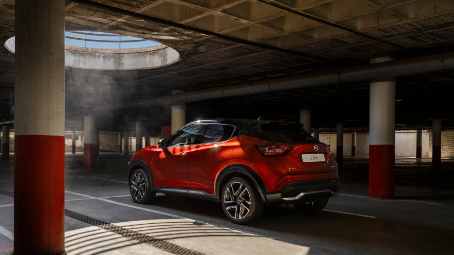 Nissan SUV Juke Híbrido en parking