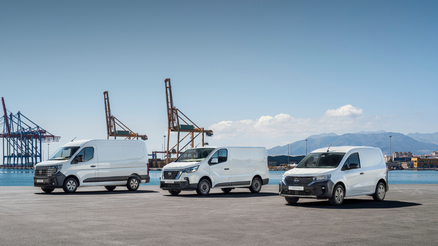 Gama Nissan comerciales eléctrica con puerto de fondo. Eléctricos para uso diario