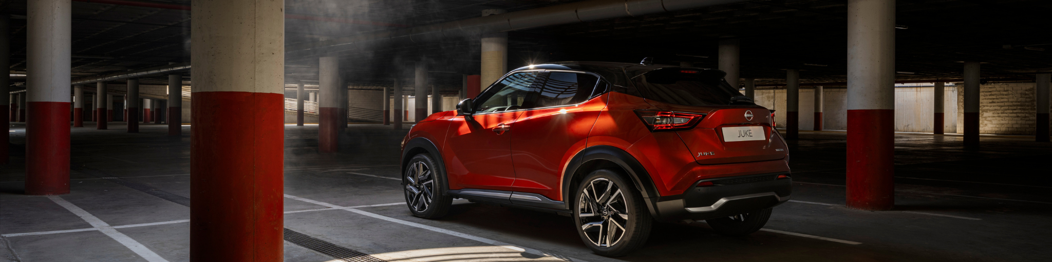 Nissan Juke rojo en parking 