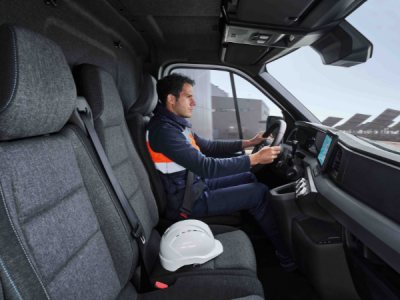 Trabajador conduciendo la Nissan Interstar 100% eléctrica