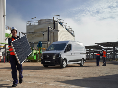 Trabajadores sacando material de obra de una Nissan Interstar 100% eléctrica