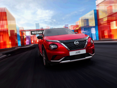 Nissan Juke híbrido circulando por carretera