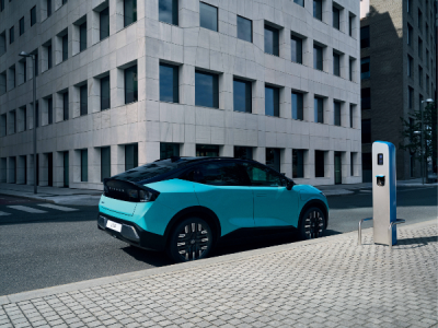Nuevo Nissan Leaf recargando en punto de carga rápida público