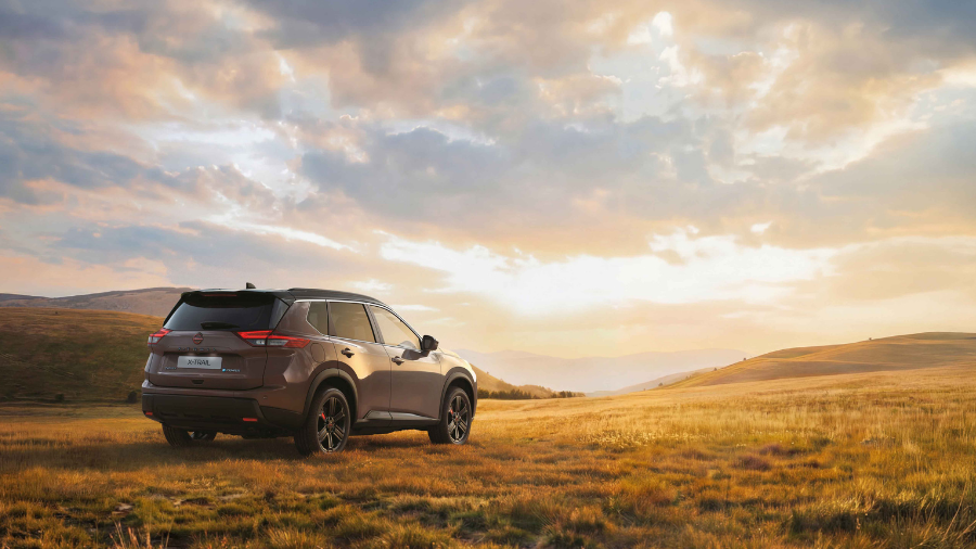 Nissan X-Trail e-POWER en campo con atardecer de fondo