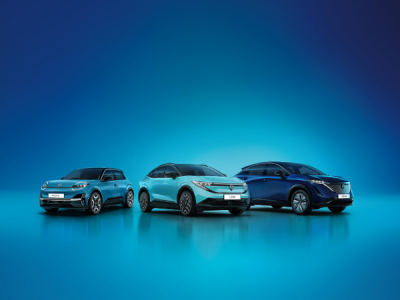 Gama eléctrica Nissan: Micra, Leaf y Ariya con fondo azul.  Comparar marcas y modelos eléctricos