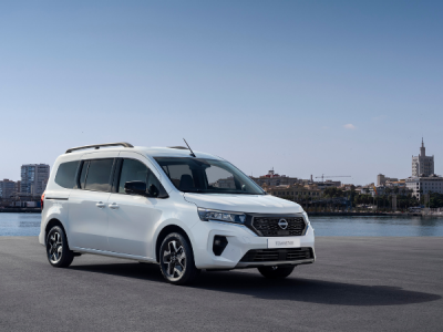Nissan Townstar Combi eléctrica con el mar de fondo