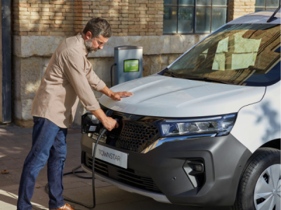 Propietario cargando su Nissan Townstar eléctrica