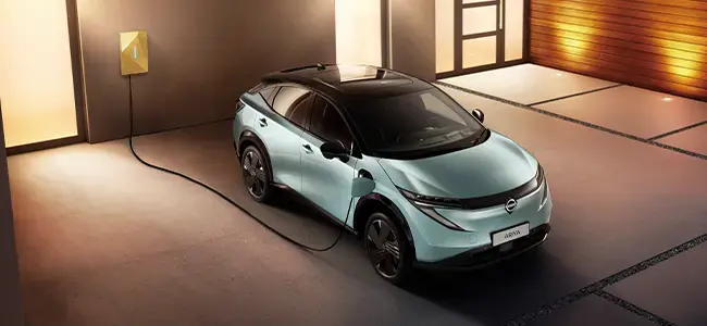 Nissan ARIYA 100% eléctrico estacionado