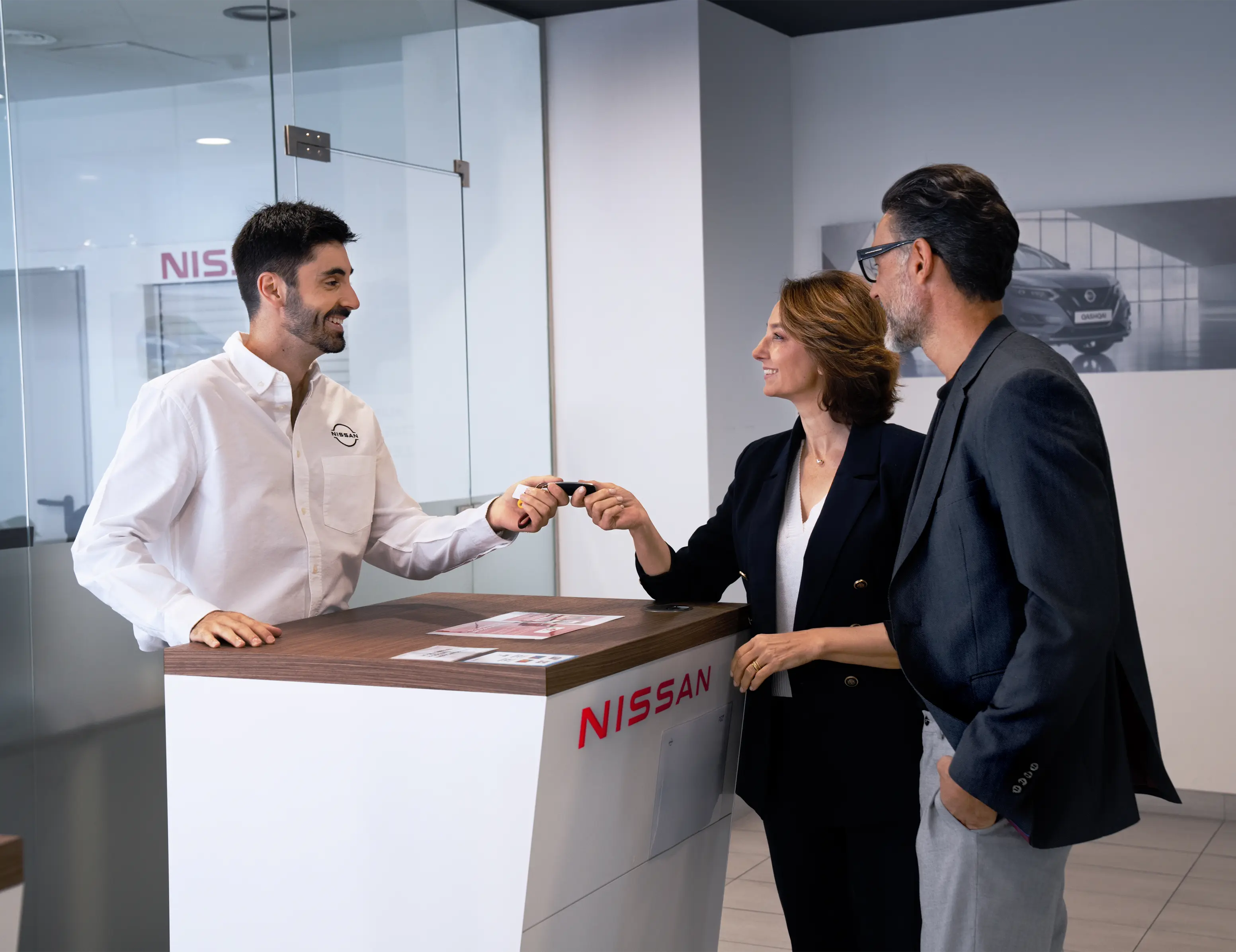 Un trabajador de Nissan con dos clientes