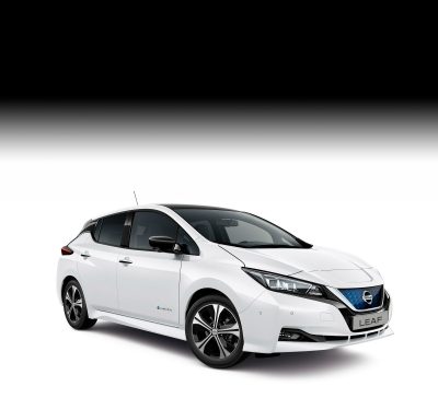 Nissan NAVARA, plano 3/4 delantero arrastrando un remolque bajo un puente