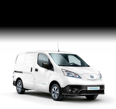 Nissan NAVARA off-roader AT32 circulando sobre rocas