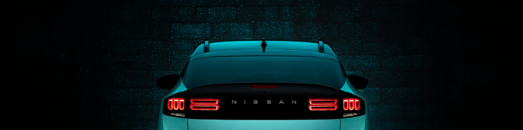 Nuevo Nissan LEAF color turquesa, perspectiva trasera. 