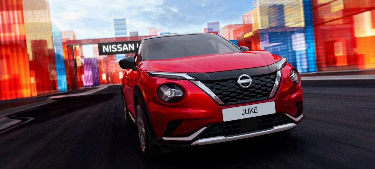 Nissan Juke rojo circulando por carretera vista frontal