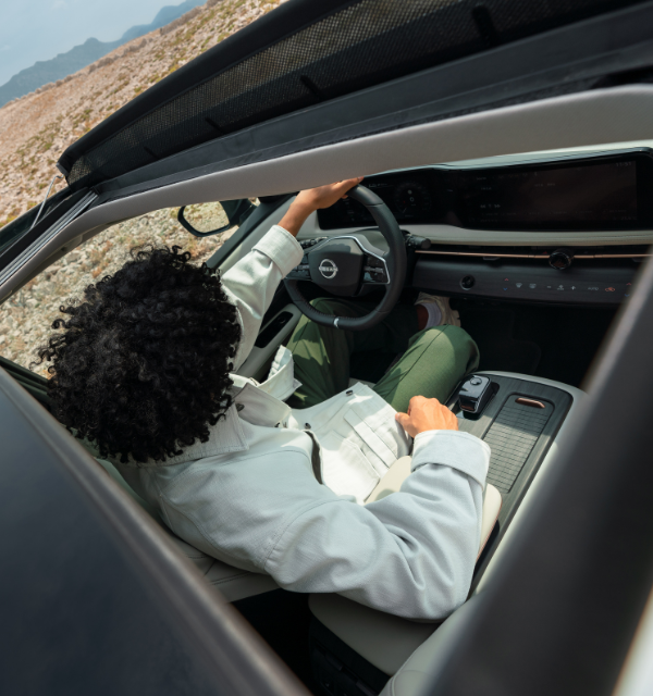 Hombre conduciendo su Nissan ARIYA