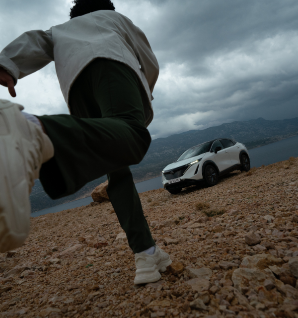 Hombre corriendo hacia su Nissan ARIYA